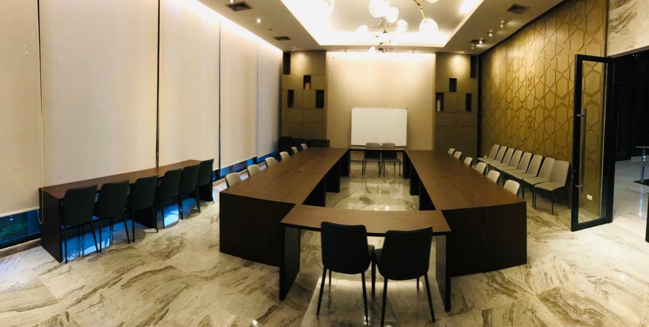 Astra Suites Central チエンマイ エクステリア 写真